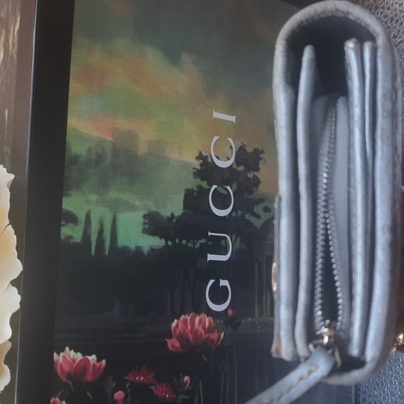 RARE☘️GUCCI GG SILVER METALLIC Leather Wallet.-Snap closer is broken. Very Clean - Picture 8 of 11